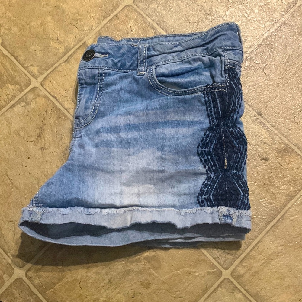 Jean Shorts with a side pattern